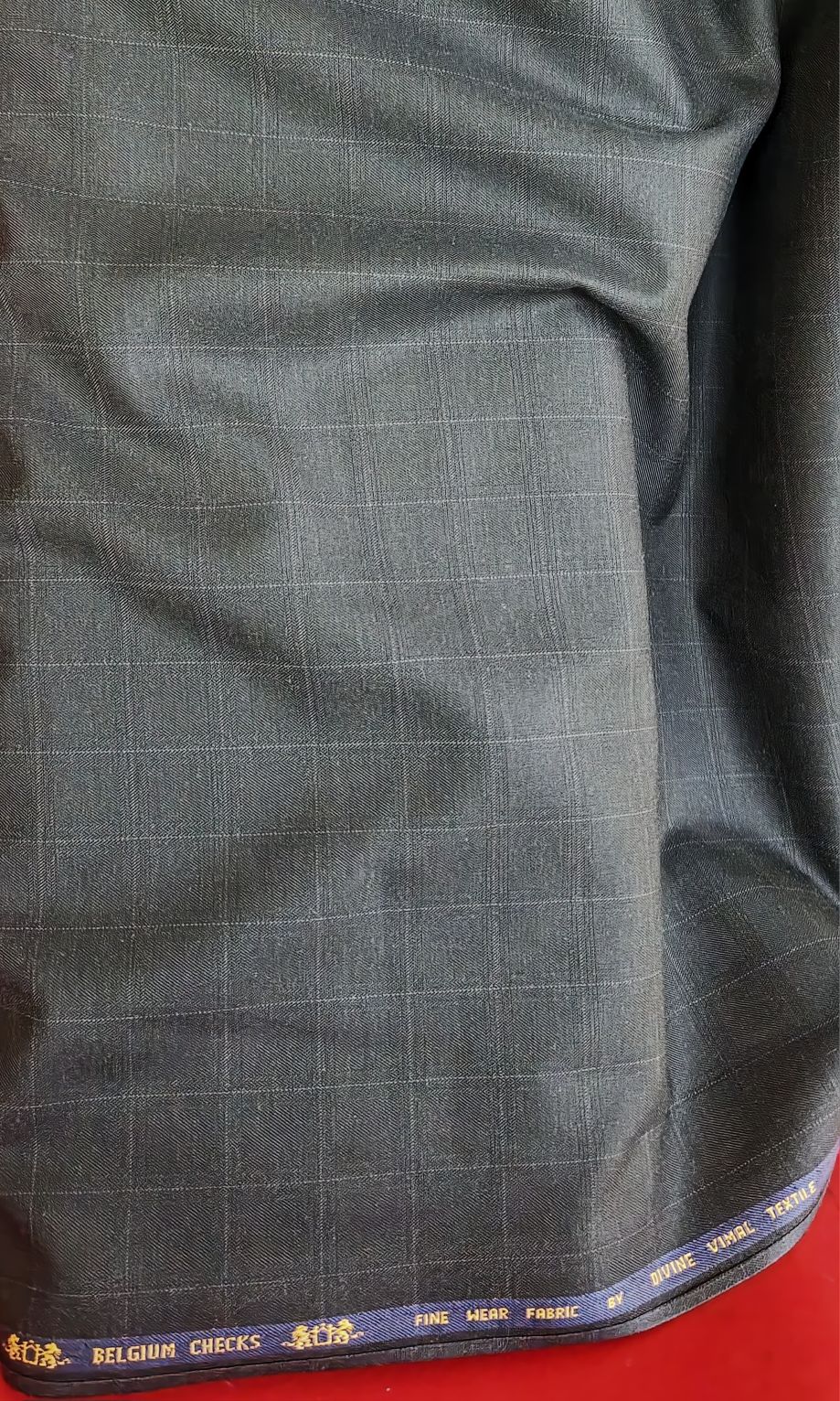 Premium Charcoal
Belgium Checks Fine Suiting Fabric